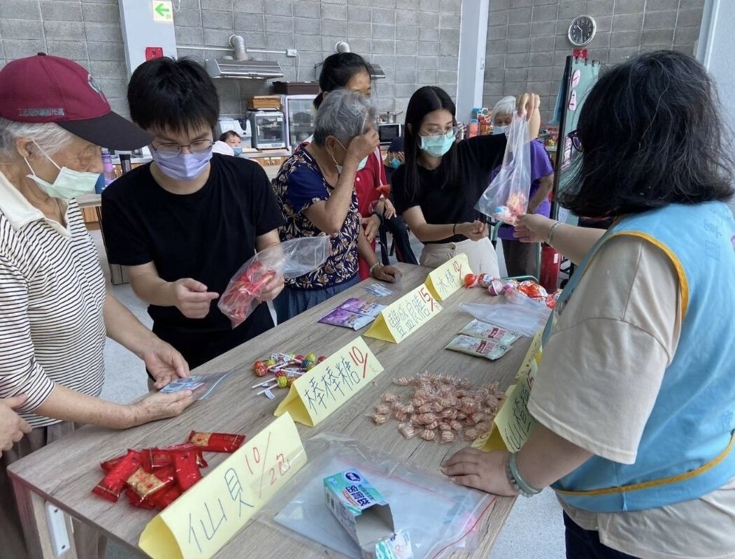 長輩與照服員正在進行認知復能活動。(圖片來源/國軍左營總醫院)