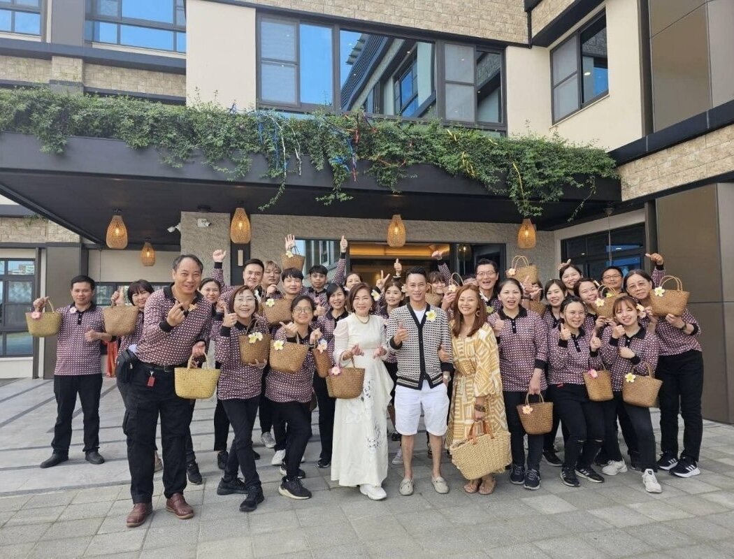   嘉仁住宿長照機構團隊，中間為董事長劉俊鴻。(圖片來源/劉嘉修醫療照護體系)