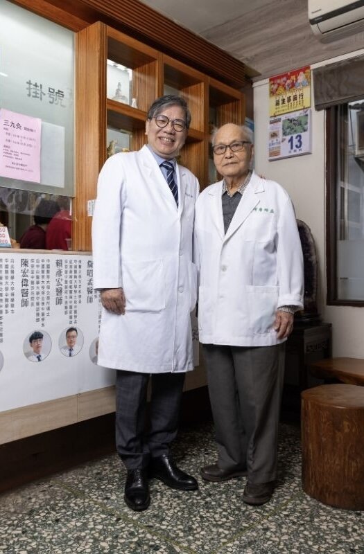 詹永兆與今年88歲的叔父詹昭孟都在保生堂行醫。(攝影/王永村)