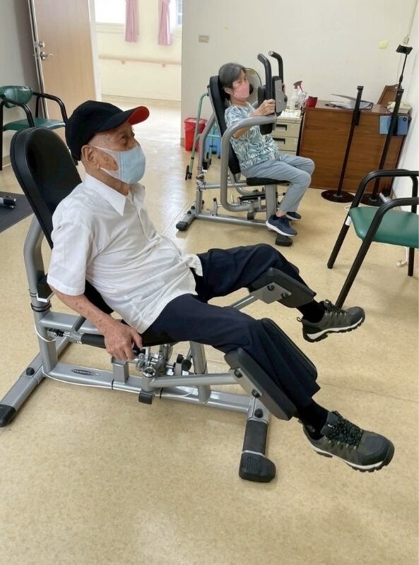 小規機長輩使用低阻力運動器材。(圖片來源/國軍左營總醫院)