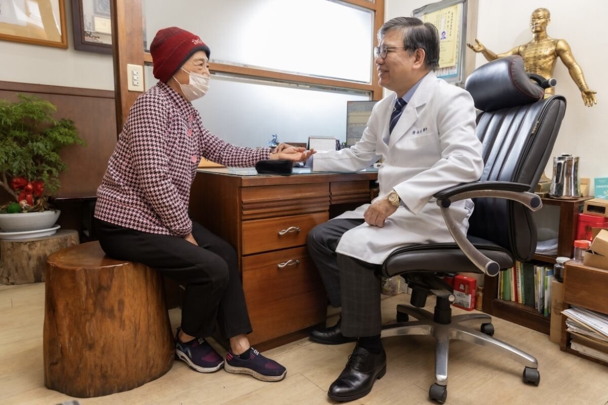 詹永兆服務鄉里數十載，76歲的林太太與他的親人皆受過詹醫師照顧。(攝影/王永村)
