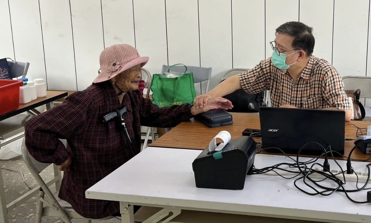 詹永兆在泰安鄉巡迴醫療時，為103歲人瑞看診。