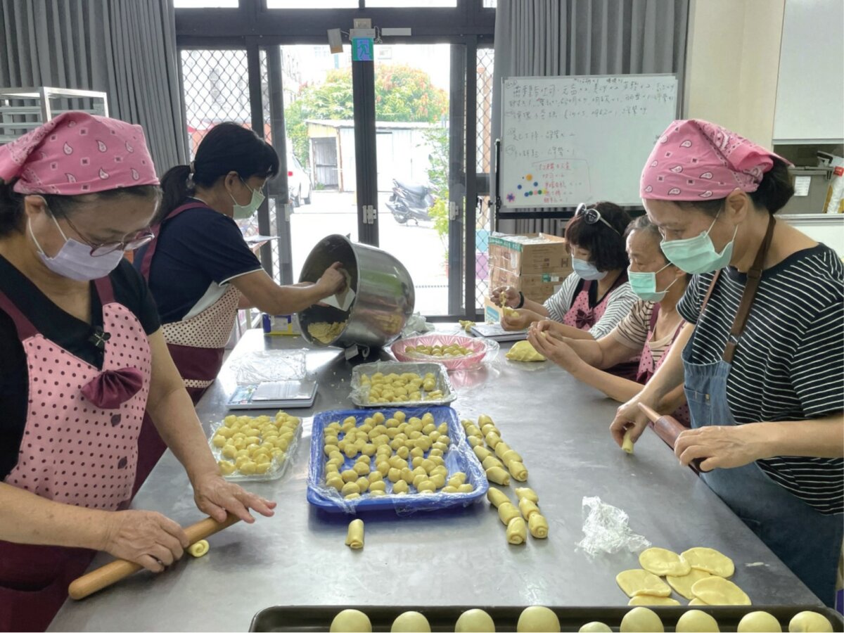 烘培時間，傳遞「老有所用」理念。(圖片來源/童庭基金會)