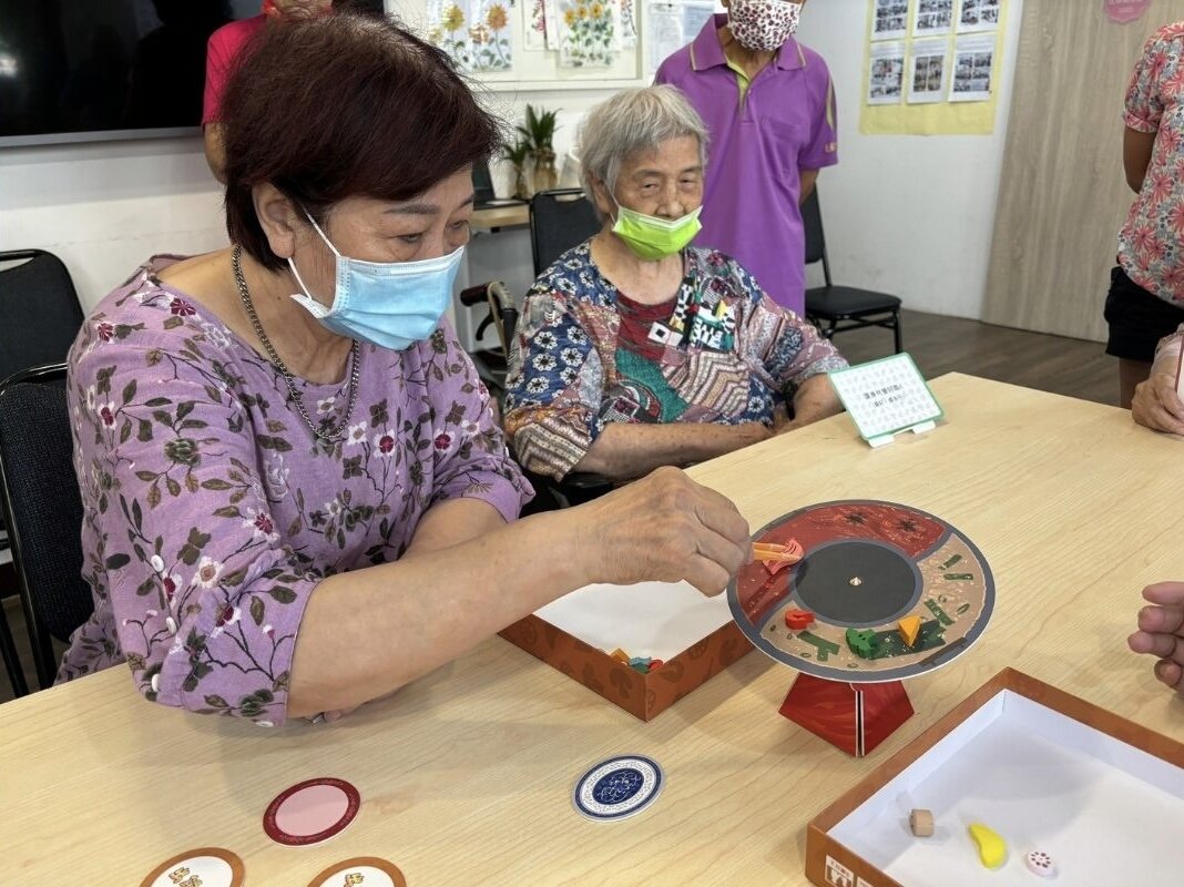 在齡活據點進行桌遊課程。（圖片來源／齡活大心）
