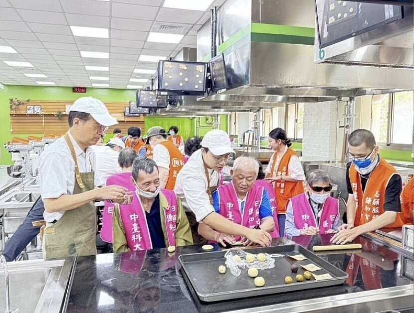 食科系的教授與學生，加上服務志工，帶領長輩一起動手做烘焙。(圖片來源/謙和賀日照中心)