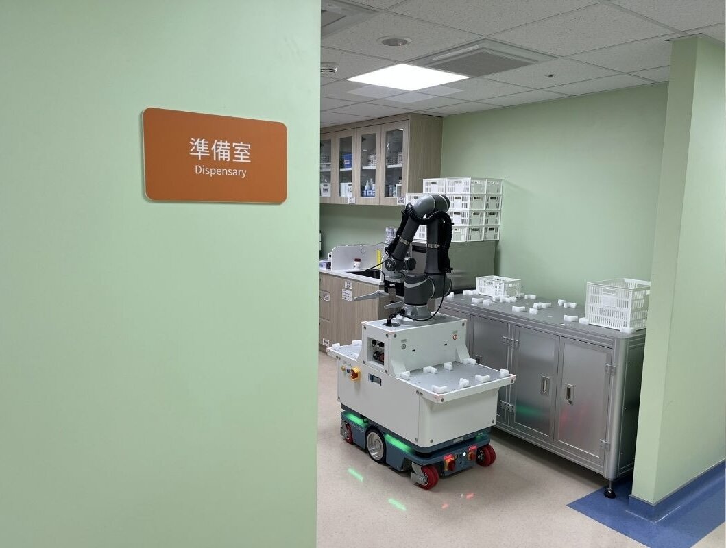 運用導引等科技，機器人能在醫療照護場域環境導航行走，運送汙衣或消毒等勞力工作。（圖片來源/慧誠智醫）