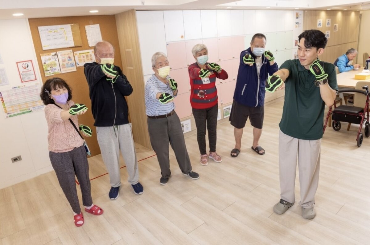  彭紹宇相當重視日照中心的團課活動設計，細緻的能力分級，讓每位長輩都有參與感與成就感。(攝影/王永村) 