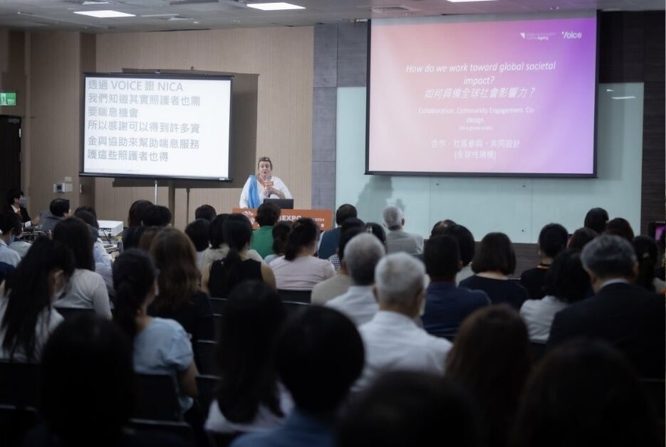 2024 年台北國際照顧博覽會（Cares Expo Taipei）期間亞太照顧產業論壇，NICA副總監、Voice總監Lynn Corner分享NICA與Voice共同推動高齡市場的創新發展。(圖片來源/侒可傳媒)