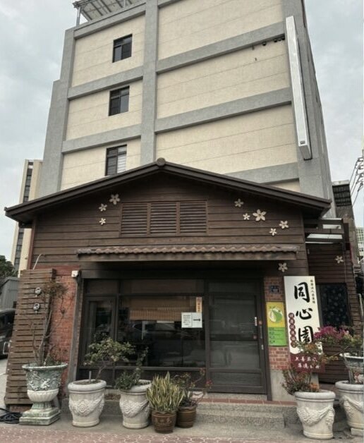 慶福醫養的日照中心均通過綠裝修認證，全棟以無障礙環境設計。圖為同心園日照中心的外觀。(圖片來源/慶福醫養)