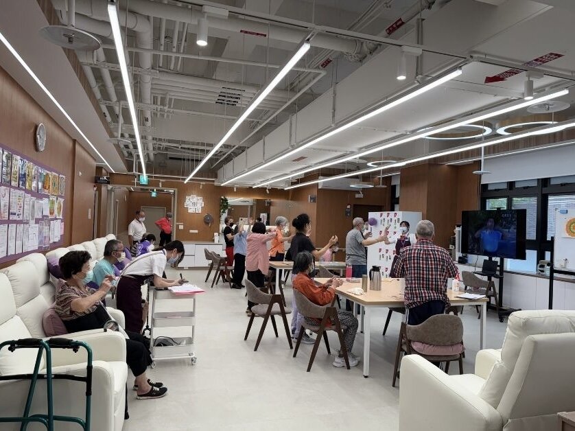 早操時間長輩正在跳五行健康操，強調體能活動，能增進食慾與營養。(圖片來源/圓石社區長照機構)