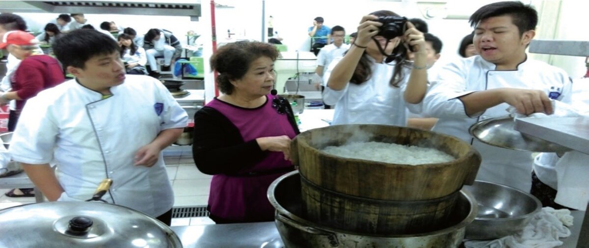 花了4個月拜訪烏日料理達人，串聯世代記憶與學生共同舉辦歲末圍爐餐會。(圖片來源/童庭基金會)