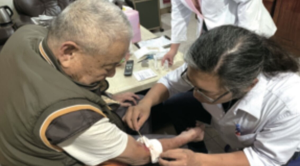  在宅醫療團隊到宅訪視個案。(圖片來源/維揚診所)