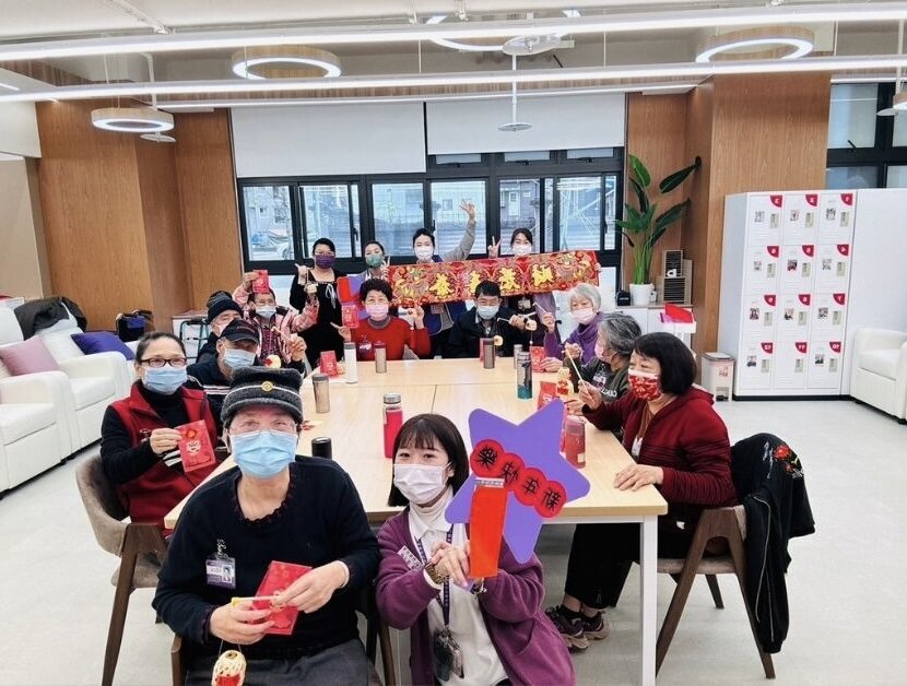 圓石會搭配節日設計課程，讓長輩也充滿過節氣氛。(圖片來源/圓石社區長照機構)