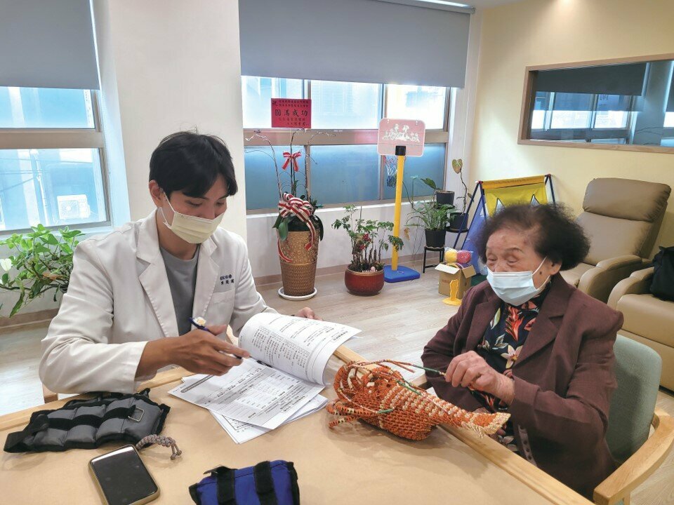 職能治療師在日照做個案評估。（圖片來源/瑞之盟）