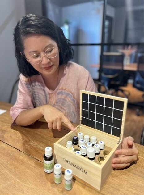 芳香療法有助長輩情緒平穩，也讓照顧者獲得喘息。(攝影/侯俐安)