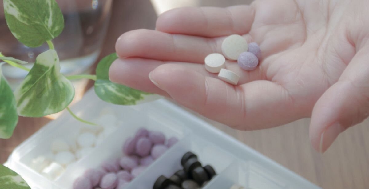 近來保健營養品以植物和中草藥素材的應用與開發最為熱門，但國內仍受限法規，形成廠商在研發與市場開發的阻礙。(圖片來源/freepik)