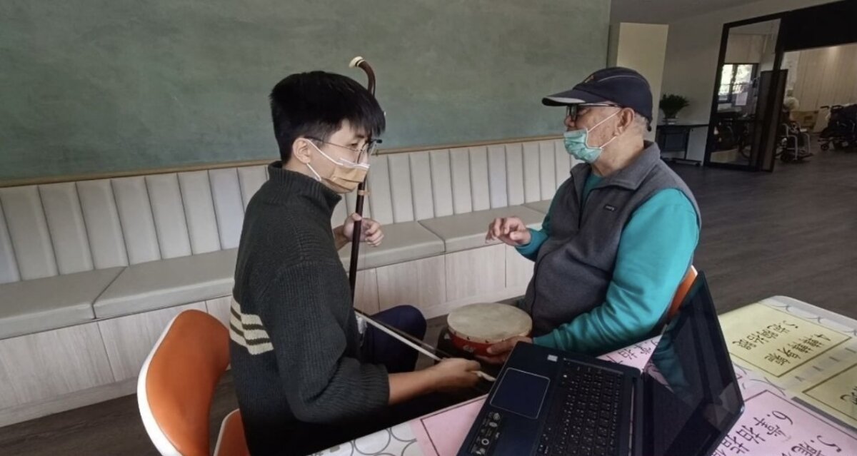 音樂治療師與長輩一對一互動。