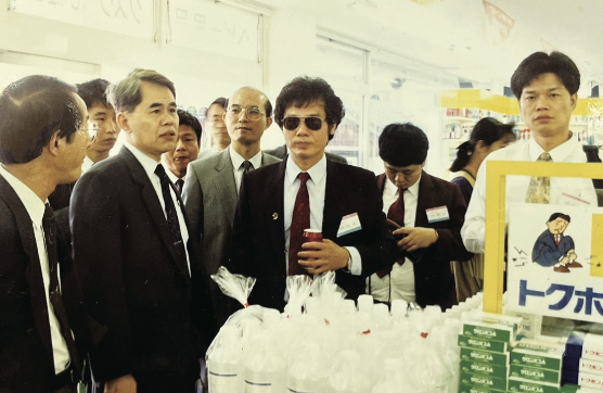 美康藥局民國 75 年開幕時的場景，照片中央戴墨鏡者為許有杉。(圖片來源/許有杉)
