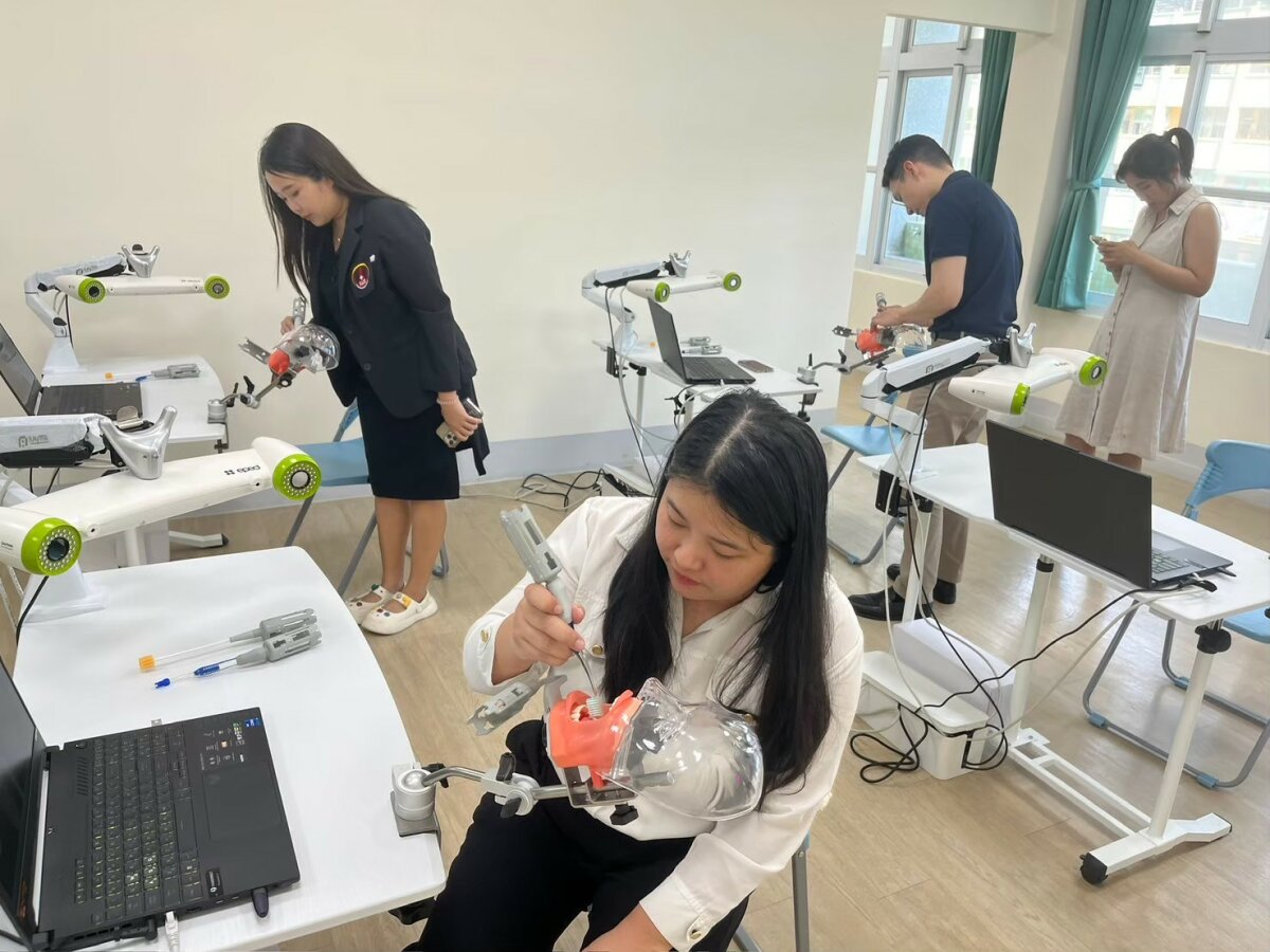 學校使用AR刷牙機做口腔照護的教育訓練。(圖片來源/大南方咀嚼吞嚥健康產業人才培育基地)