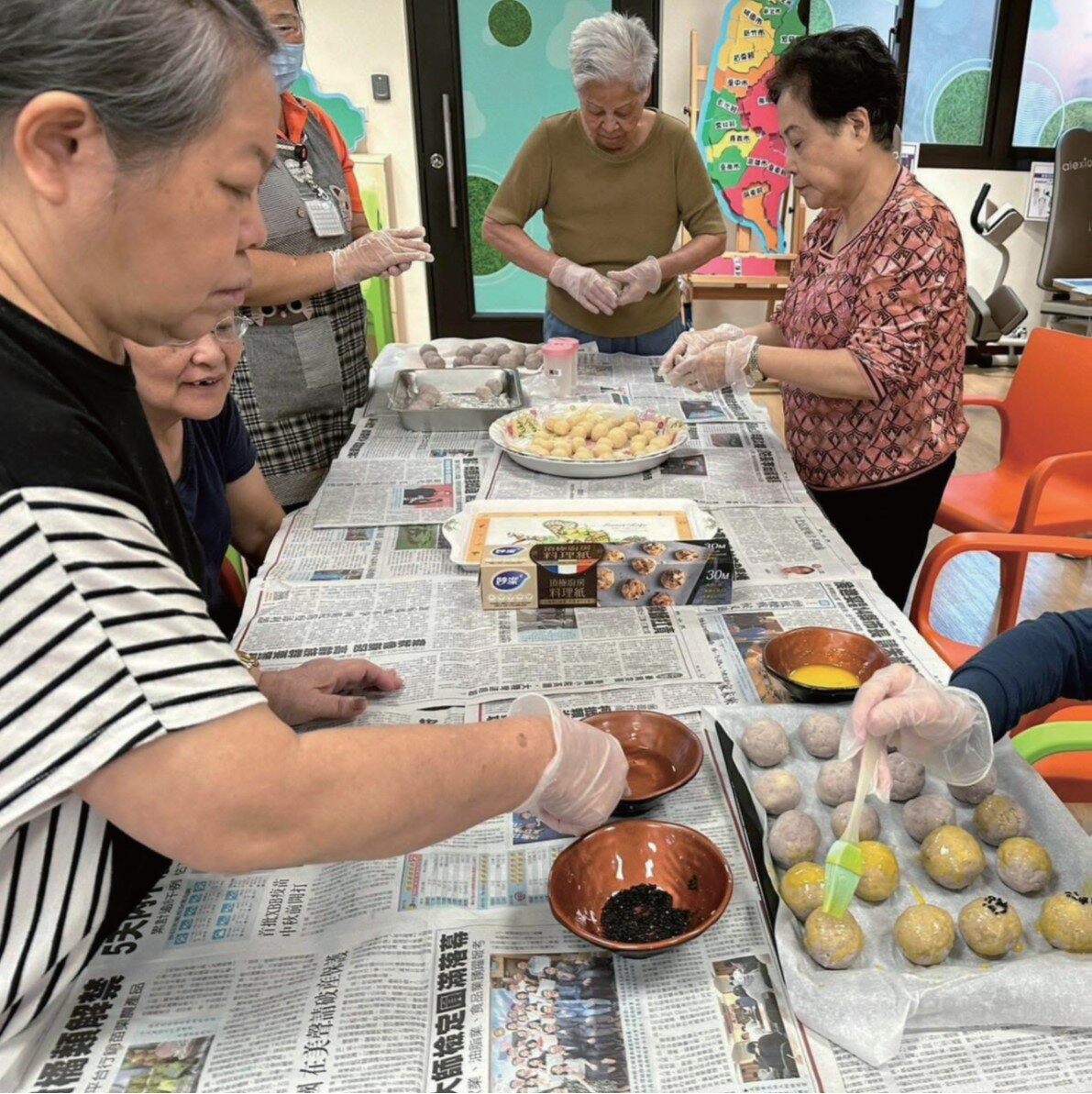 廚房中島是旭登標配，圖為長輩們共同手作蛋黃酥，展現手藝。(圖片來源/旭登護理之家)