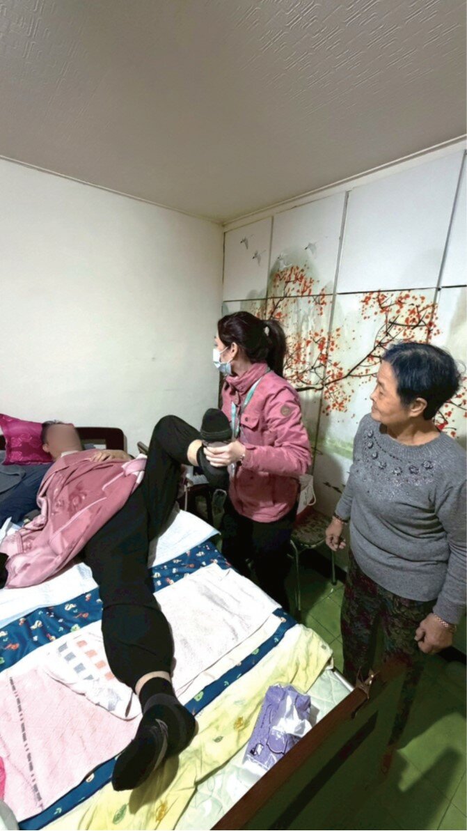 輔醫社醫部推動從出院到照顧無縫接軌，掌握「12週黃金復能關鍵期」，預期能降低出院後病人的再入院率，提升病人與家屬的照護知能，並且建立醫院與家庭無縫接軌照護機制。(圖片來源/輔大醫院)