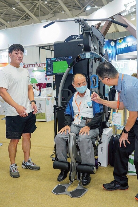 近年政府積極以政策與資源推動照顧科技發展，鼓勵機構導入智慧照顧設備與資訊系統，協助降低轉型門檻、加速數位升級。(圖片來源/侒可傳媒)