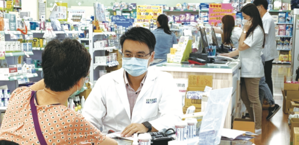 藉由專業長照藥師的藥事服務，帶給社區長輩安心的健康照護。
