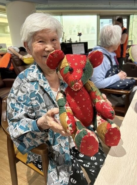 95歲阿金奶奶手巧眼力好，是拼布高手。（圖片來源／洪莉茜）