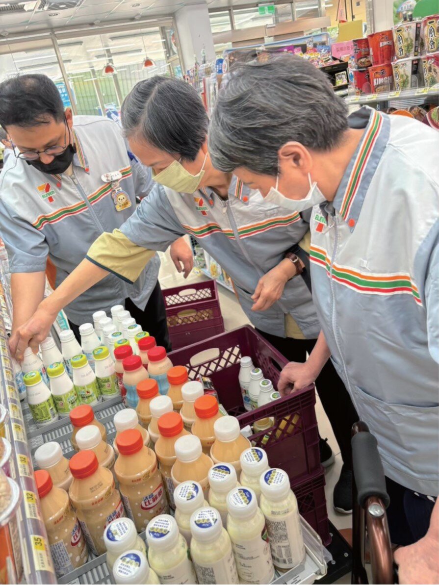 舉辦「一日店長」讓長輩有多元體驗也訓練生活能力。(圖片來源/旭登護理之家)