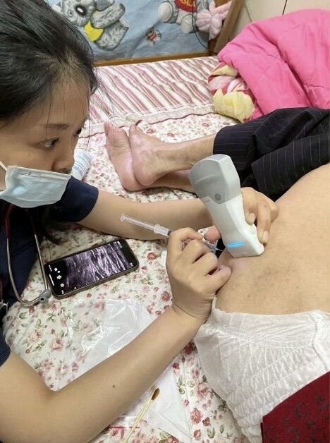 員郭醫院團隊攜帶超音波設備，到個案家中服務。(圖片來源/員郭醫院)