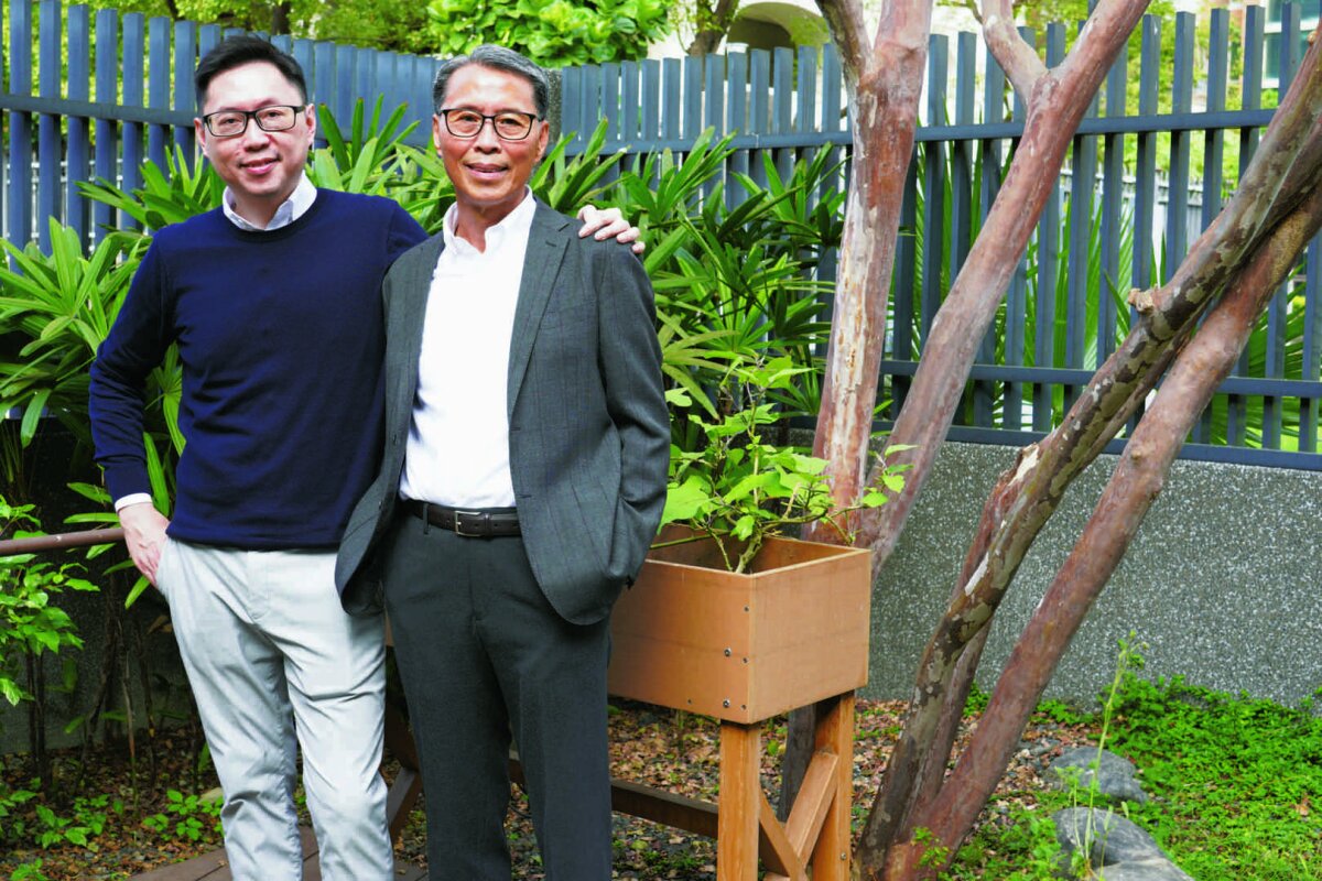 成立 30 年的福樂多事業，經歷蔡錦墩（右）和蔡俊明（左）父子兩代傳承，奠定服務品牌。(攝影/林宏洲)