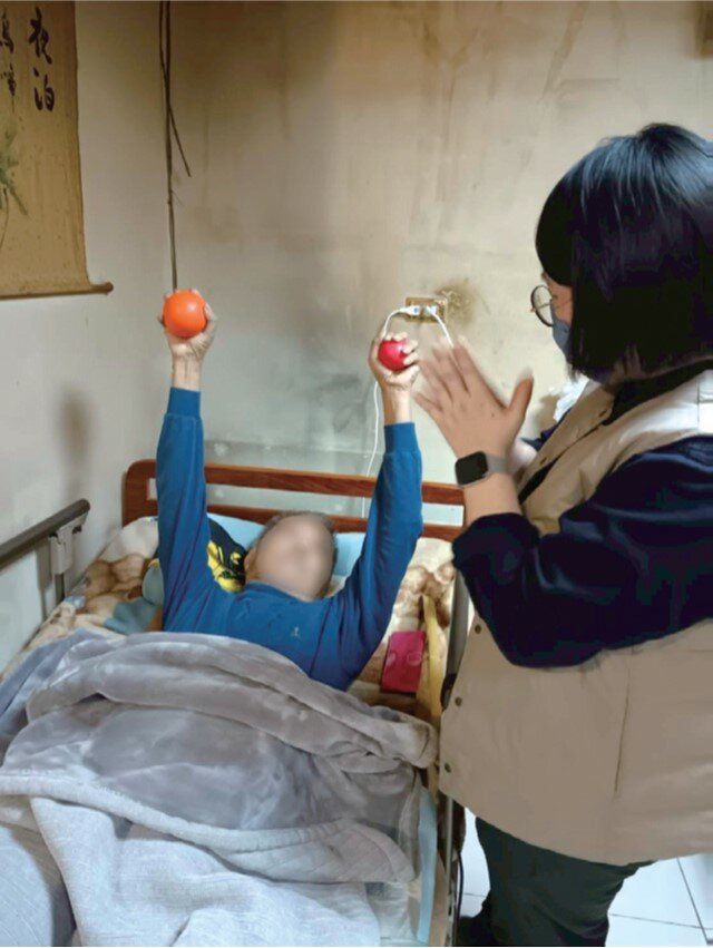 病人出院後若仍有照護需求，輔醫會安排專業人員到宅協助復能。(圖片來源/輔大醫院)