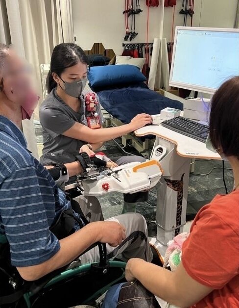結合AR/VR與鏡像手，搭配動作觀察與上肢訓練，提升復健效益。（圖片來源/晁禾醫療）