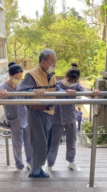 機構旁通往中庭的階梯，成為返家訓練爬樓梯的一環。(圖片來源/譚雪莉)