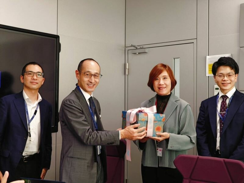 CSBA 理事紀伊信之（左二）為日本總合研究所部長，致贈紀念品給參訪台灣團員，由林莉婷代表接收。(圖片來源/台灣銀髮產業協會)