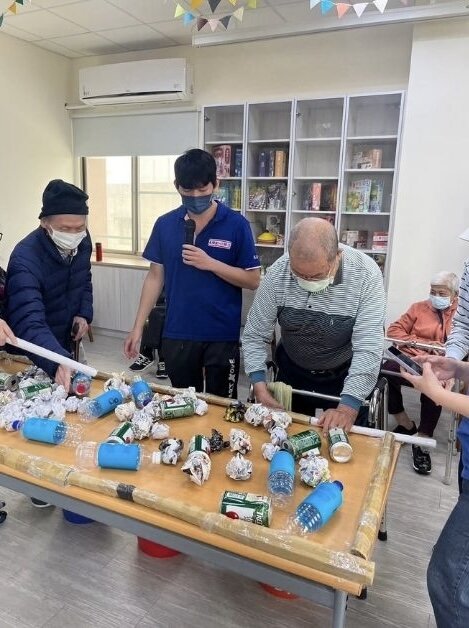 永安樂齡日照內，長輩練習做垃圾分類，分辨紙類、寶特瓶與鋁罐，訓練長輩的認知能力和視野搜尋能力。（圖片來源/謝彥緯）
