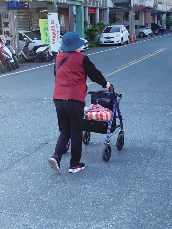 使用助步車，方便個案行走休息再前行，完成購物（示意圖，非當事個案）(圖片來源/柯宏勳)
