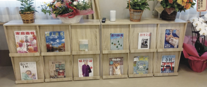 日本的長輩有紙本刊物的閱讀習慣，機構內設有雜誌閱覽空間。(圖片來源/橋本昌子)
