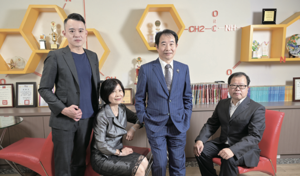 美康健康事業的靈魂人物，由左至右分別為營運長陳啟倫、董事許麗鳳、執行長許有杉、 董事長許有和。(攝影/劉國泰)