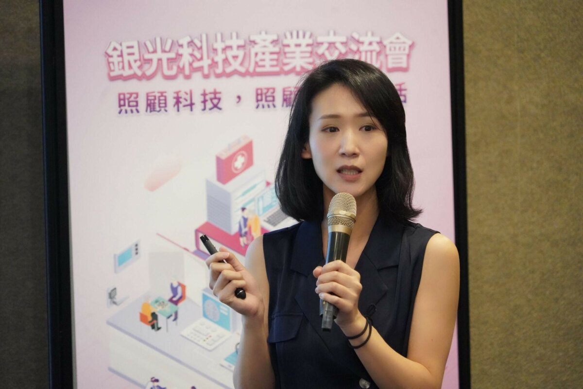 資策會數位轉型研究院智造科技中心副主任崔智萱在「銀光科技產交流會」分享成果(圖片來源/資策會)