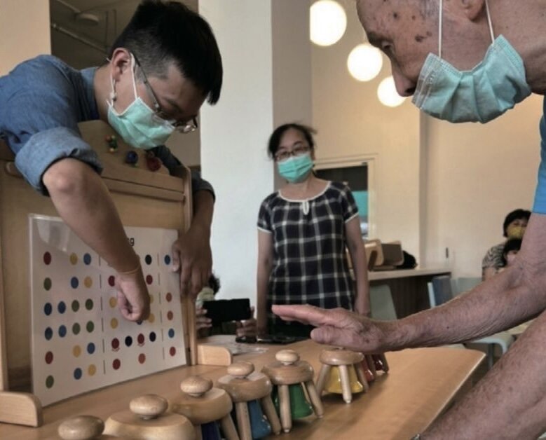 樂齡玩具「響叮噹」顏色繽紛的設計，長者只要按照音符顏色，就能輕鬆拍出叮噹響的樂曲。(圖片來源/玩偶的家)