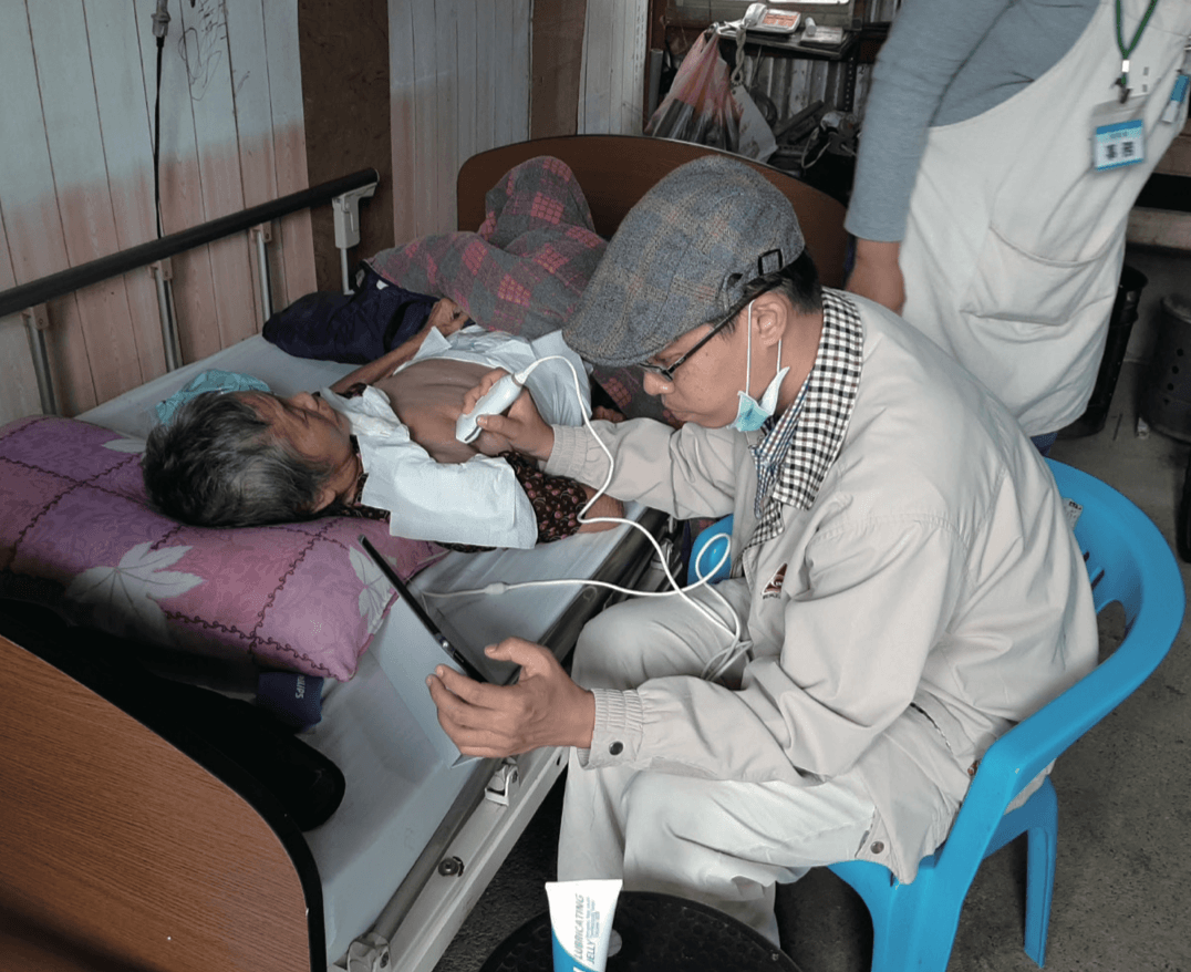 Hospital at home在宅住院讓民眾在家即可接受醫療服務，圖為都蘭診所赴民眾家中看診。（圖片來源／都蘭診所）