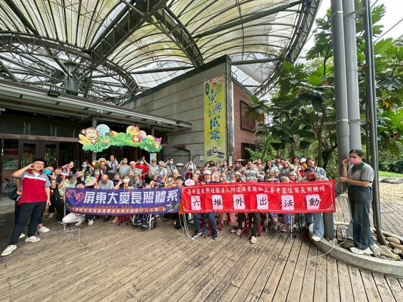 住宿機構長輩至六堆出遊。（圖片來源/大愛長照體系）