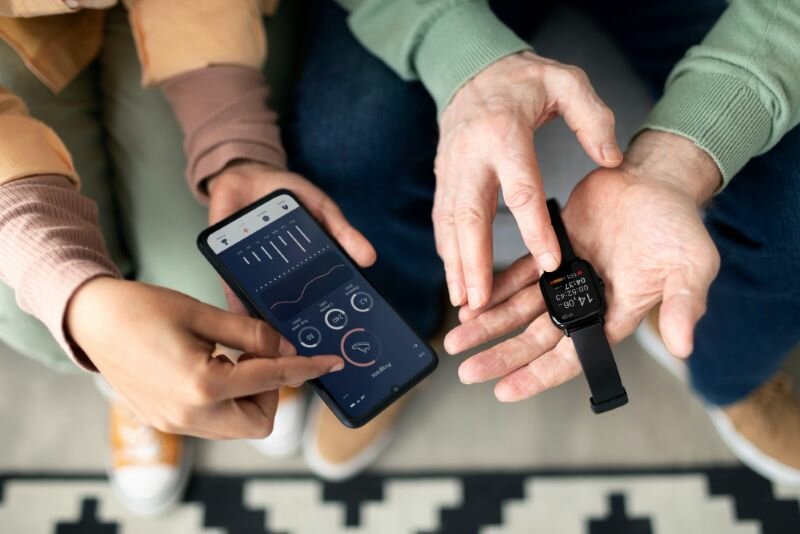 穿戴裝置結合AI應用，提供個別化的健身顧問，可提供改善睡眠、營養和健身諮詢。(圖片來源/freepik)