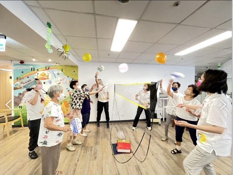 日照中心設計遊戲，讓長輩體驗羽球比賽。