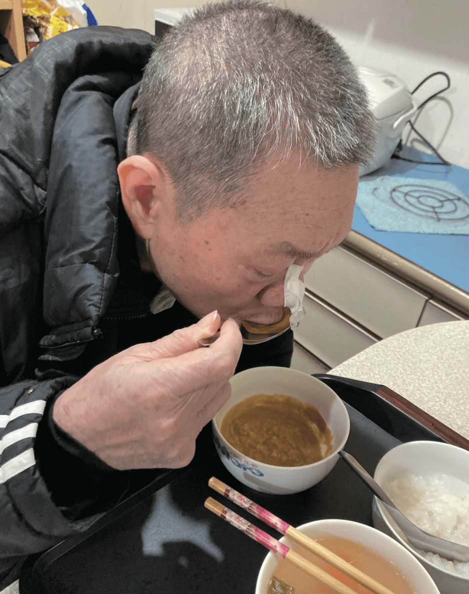 一位鼻胃管病人使用日幸一日營養粥進行鼻胃管移除訓練。（圖片來源／日幸）