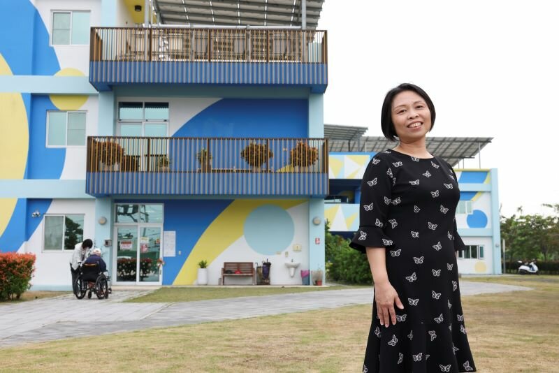 吾老莊外牆漆著明亮色調，有如民宿。
