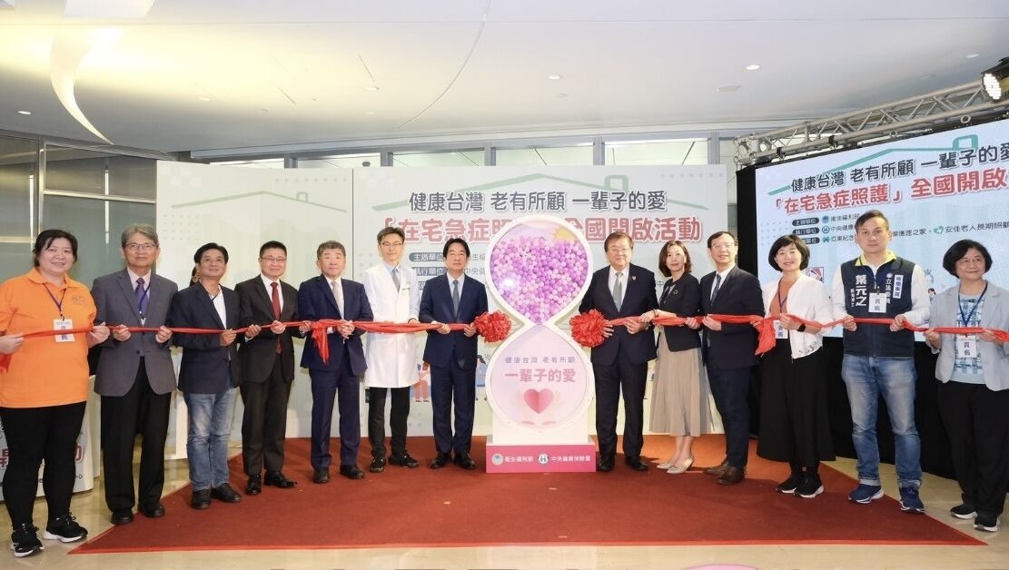 ↑衛福部推動在宅急症照護試辦計畫。右五為衛生福利部次長林靜儀(圖片來源/衛生福利部)