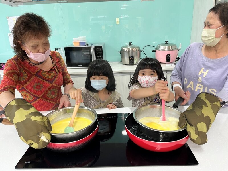 臺中市永信珸聆社區長照機構執行生活復能的方式為照服員與長輩共同製備中餐。(圖片來源/葉建鑫)