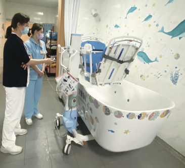 板橋榮家設有水療機提供沐浴並可讓家屬陪同。(圖片來源/板橋榮家)